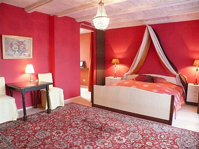 rotes Schlafzimmer.jpg