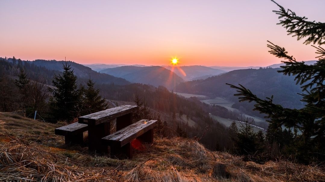 Sonnenaufgang überm Tal der Wilden Rodach. Foto von Michael Hüttner, 3. Platz im Wettbewerb Leider haben wir keinen Alternativtext zu diesem Bild, aber wir arbeiten daran.